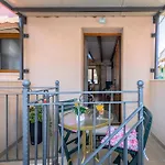 Diva 2,Stylish Old Town Studio Apartment Near Beach